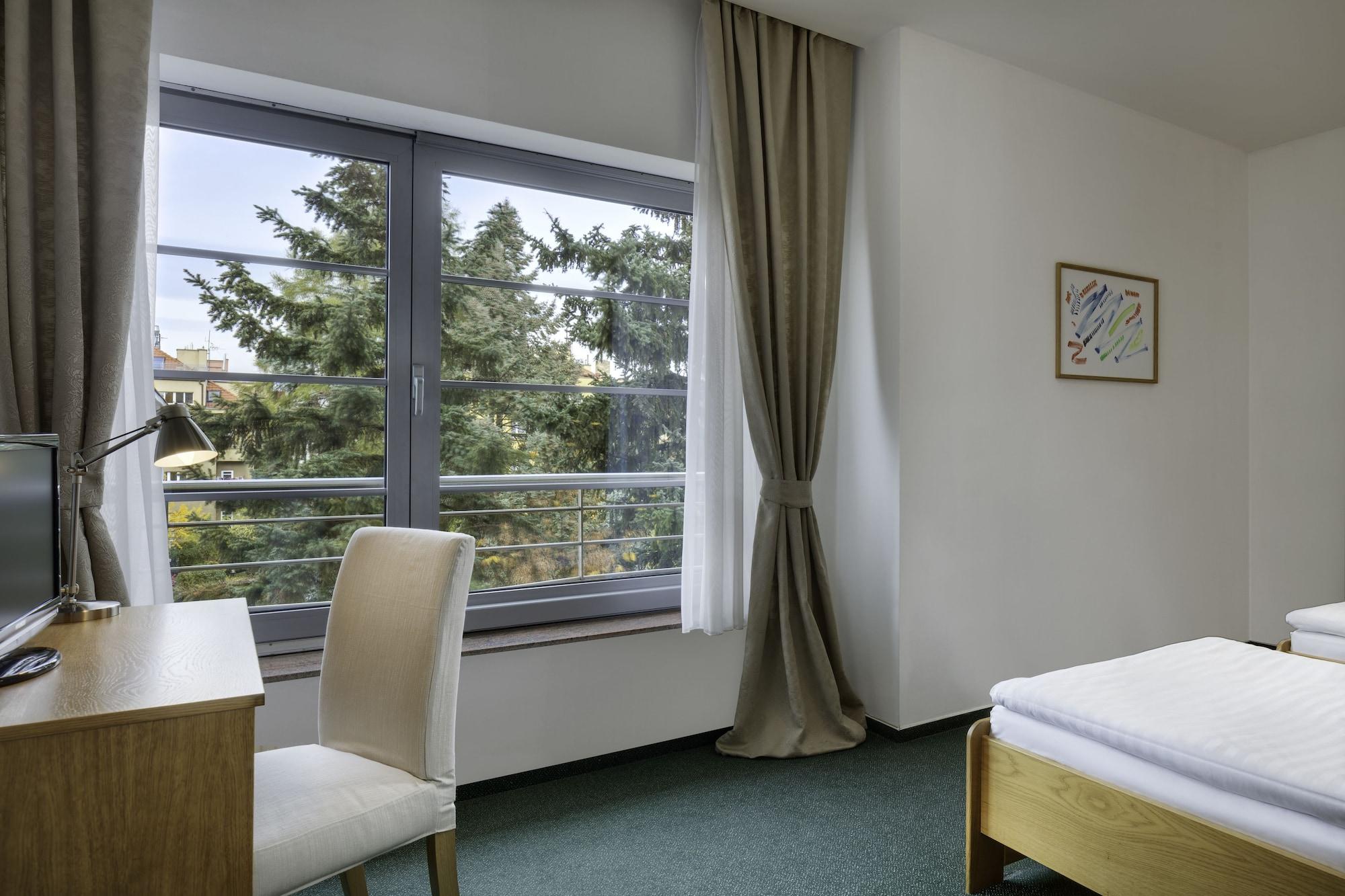Hotel Oya Прага Экстерьер фото
