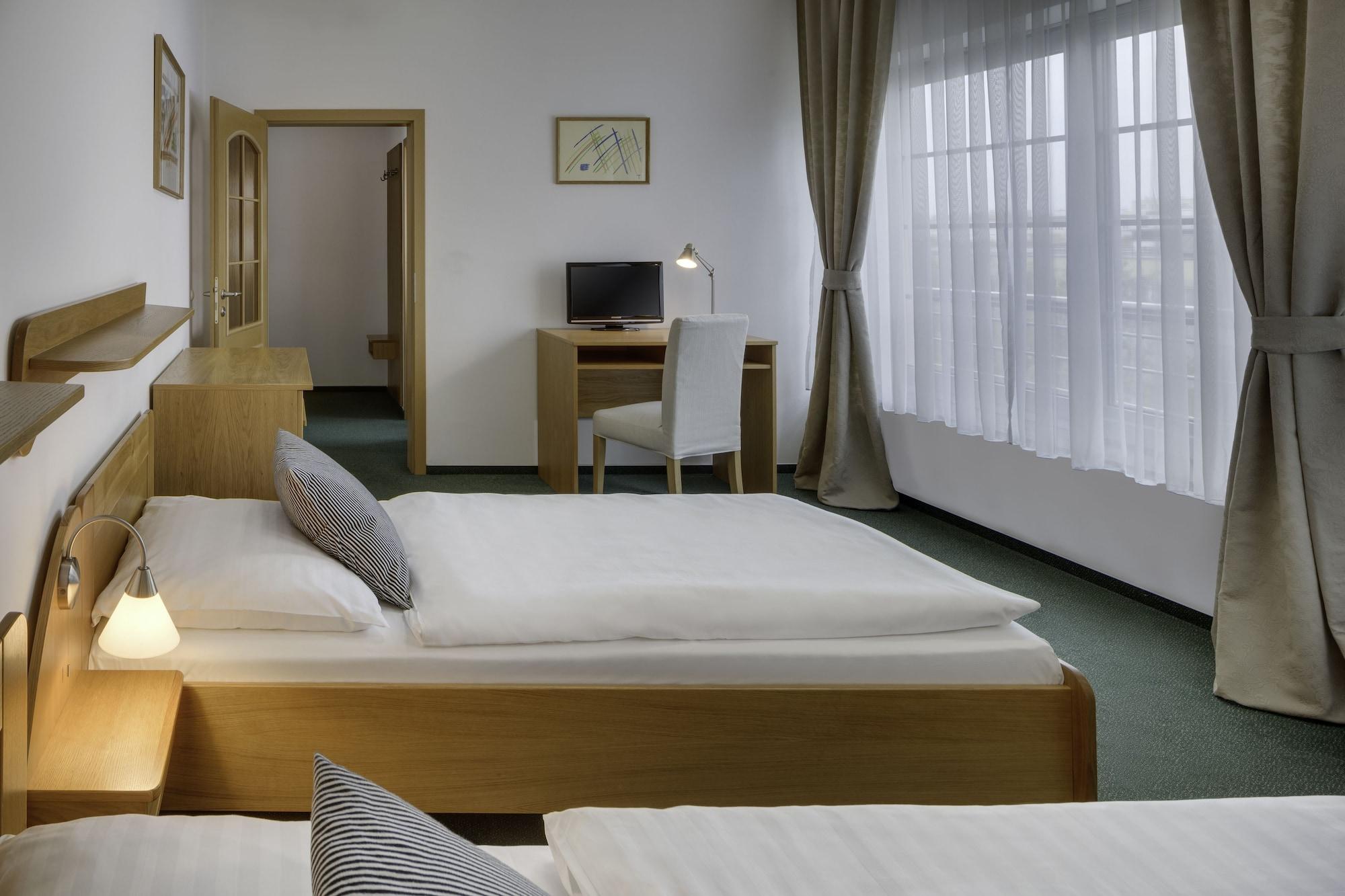 Hotel Oya Прага Экстерьер фото