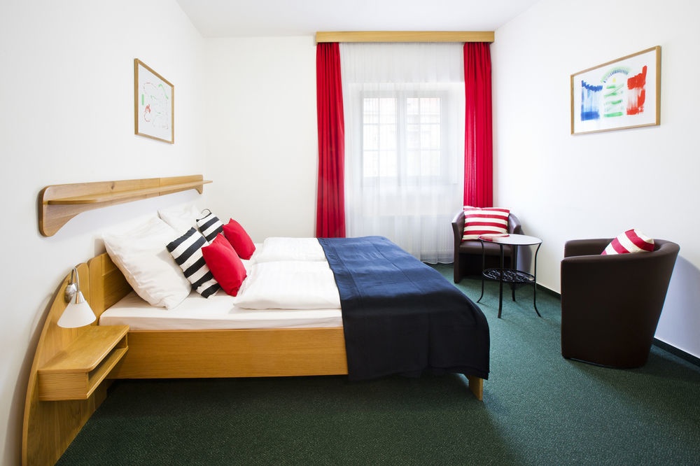 Hotel Oya Прага Экстерьер фото