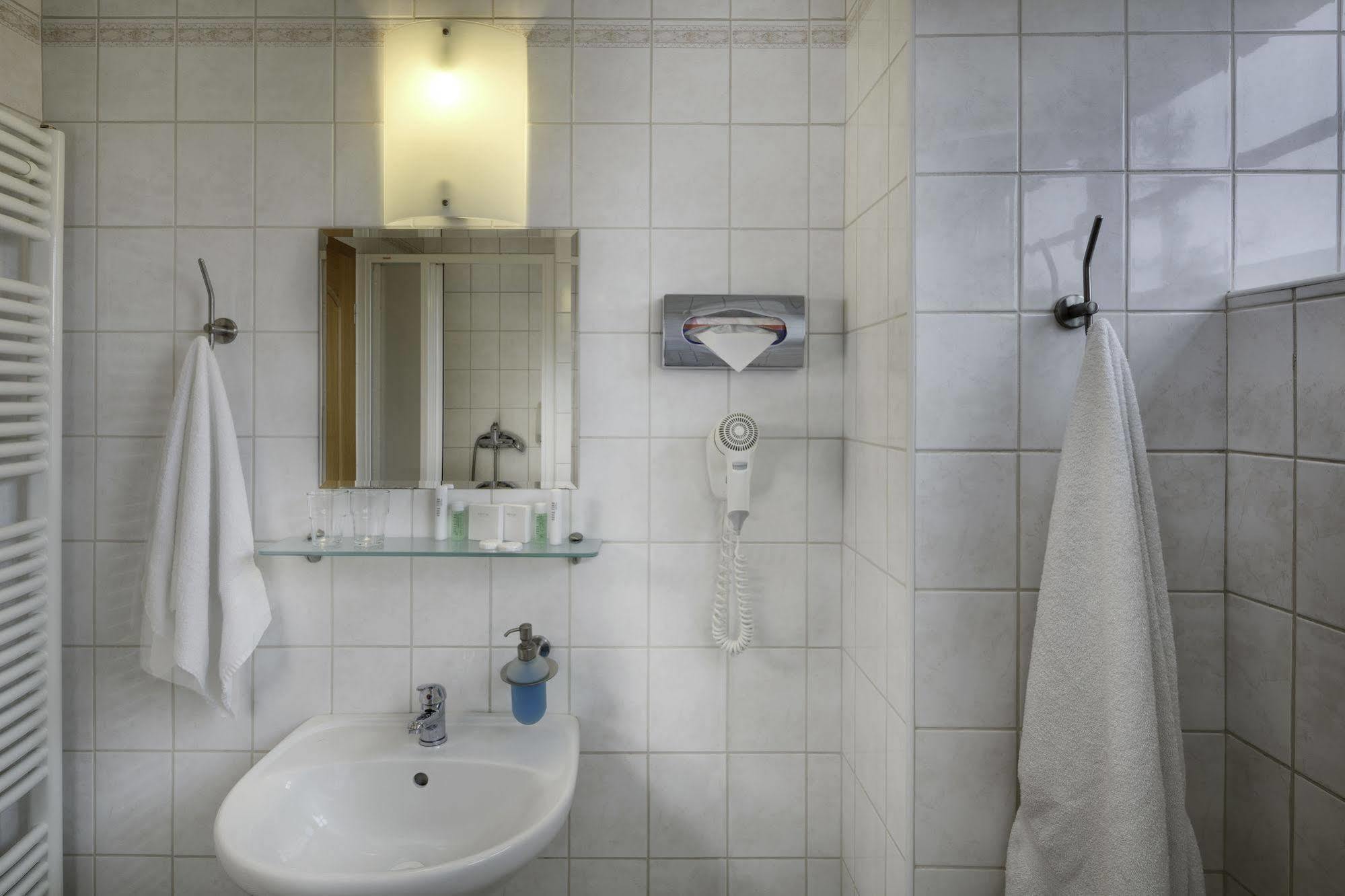 Hotel Oya Прага Экстерьер фото