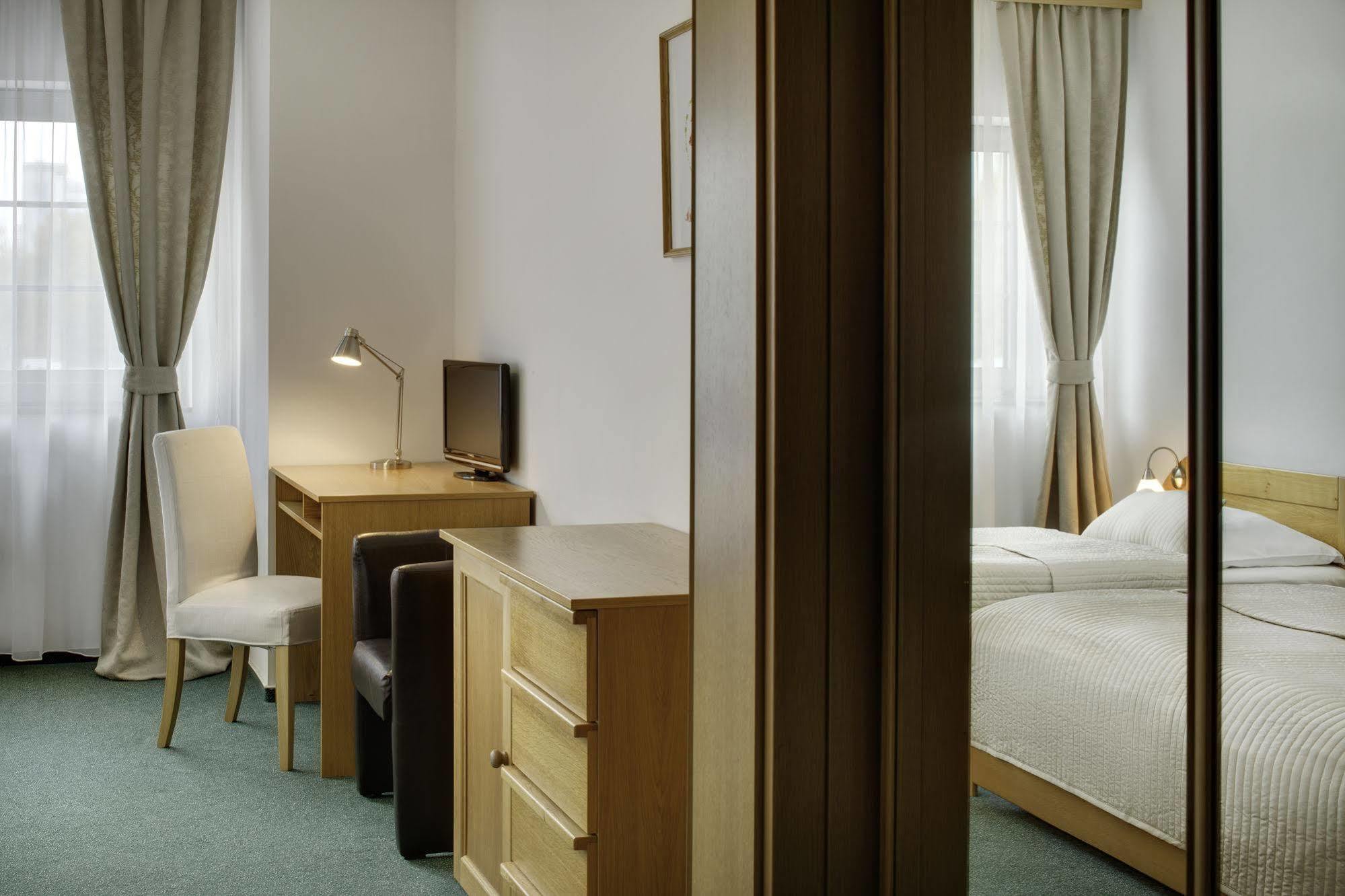 Hotel Oya Прага Экстерьер фото