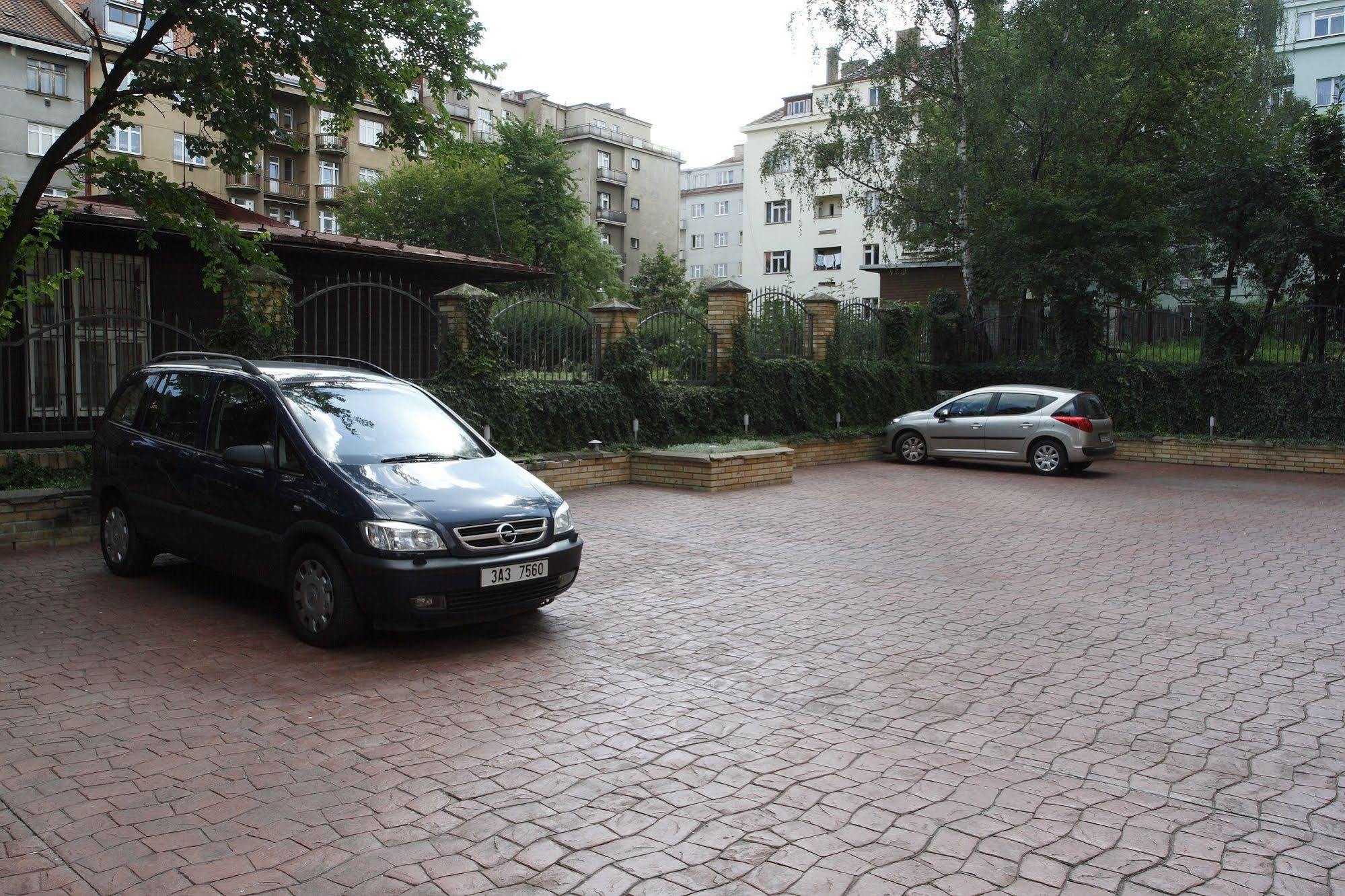 Hotel Oya Прага Экстерьер фото