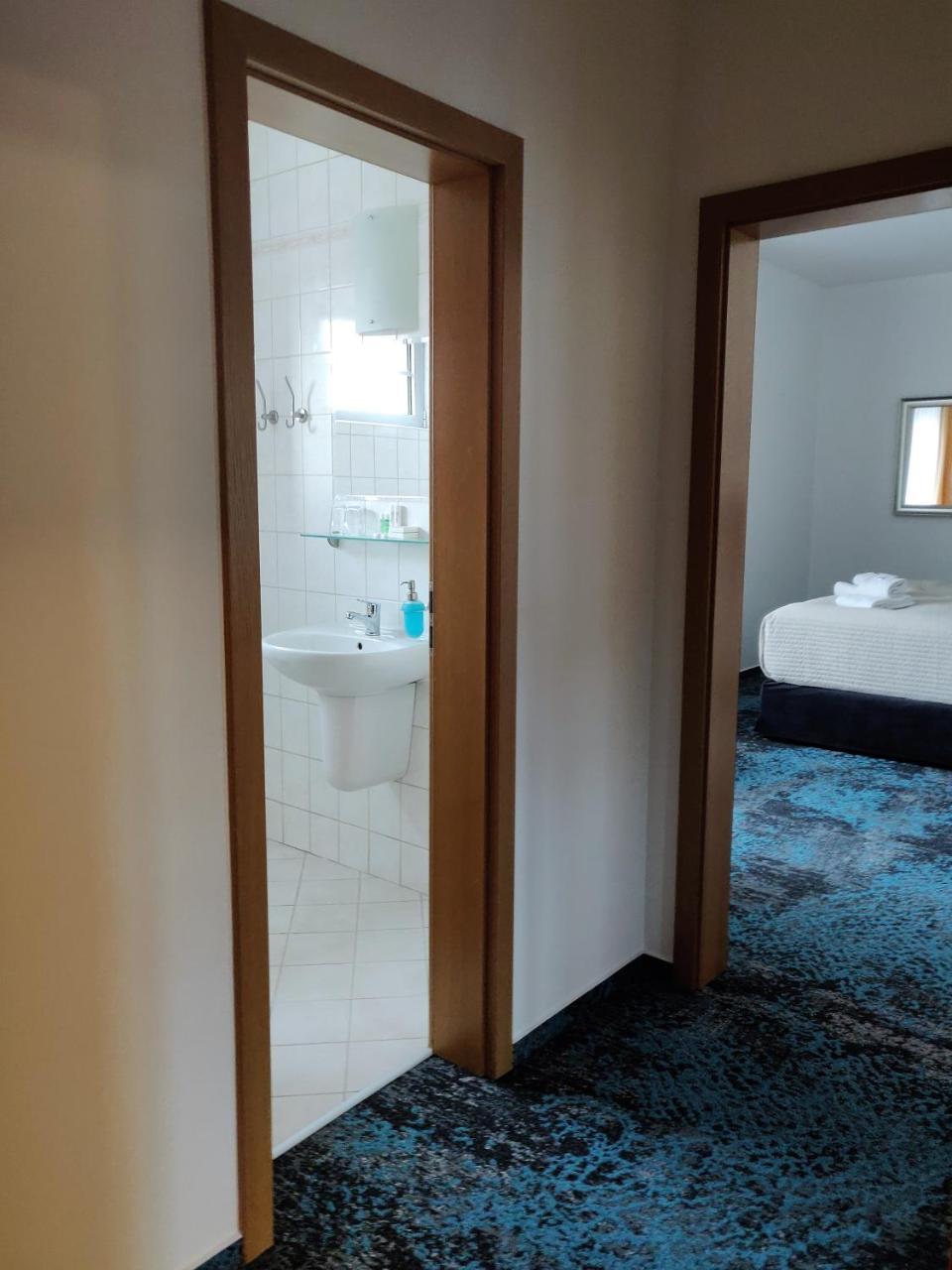 Hotel Oya Прага Экстерьер фото