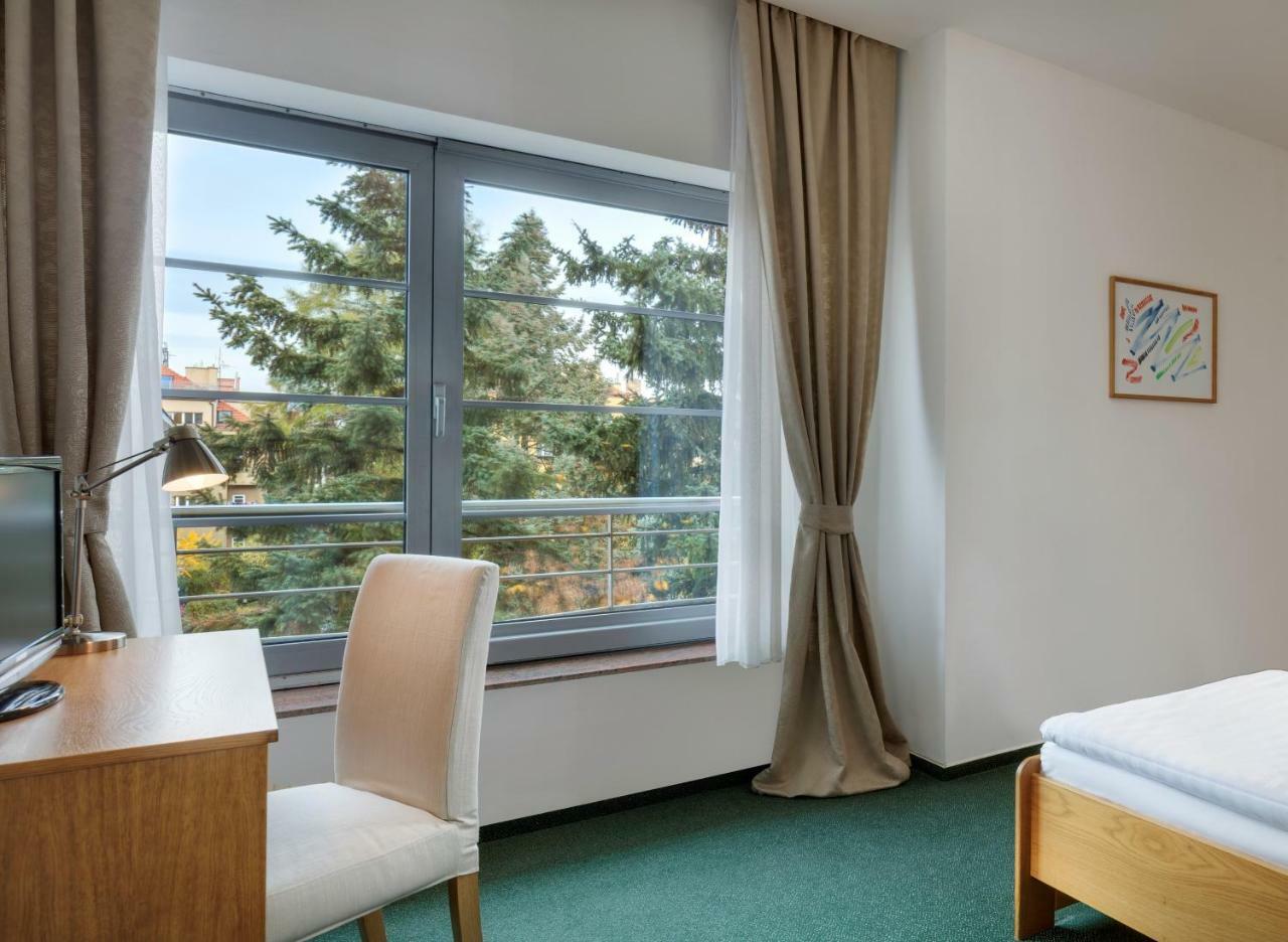 Hotel Oya Прага Экстерьер фото