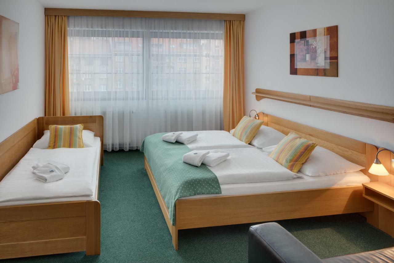 Hotel Oya Прага Экстерьер фото